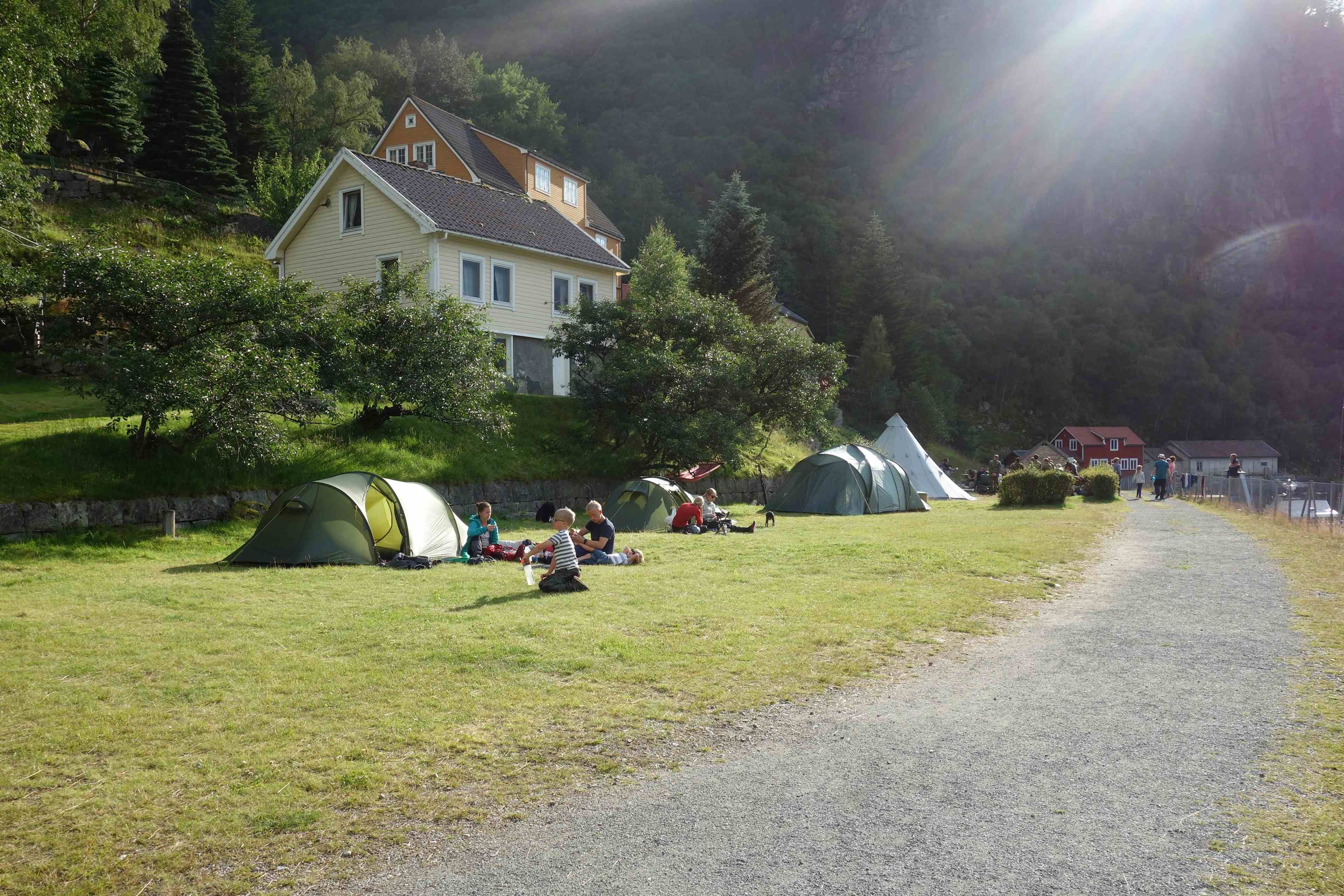 Flere telt helt ved kanten av Lysefjorden.